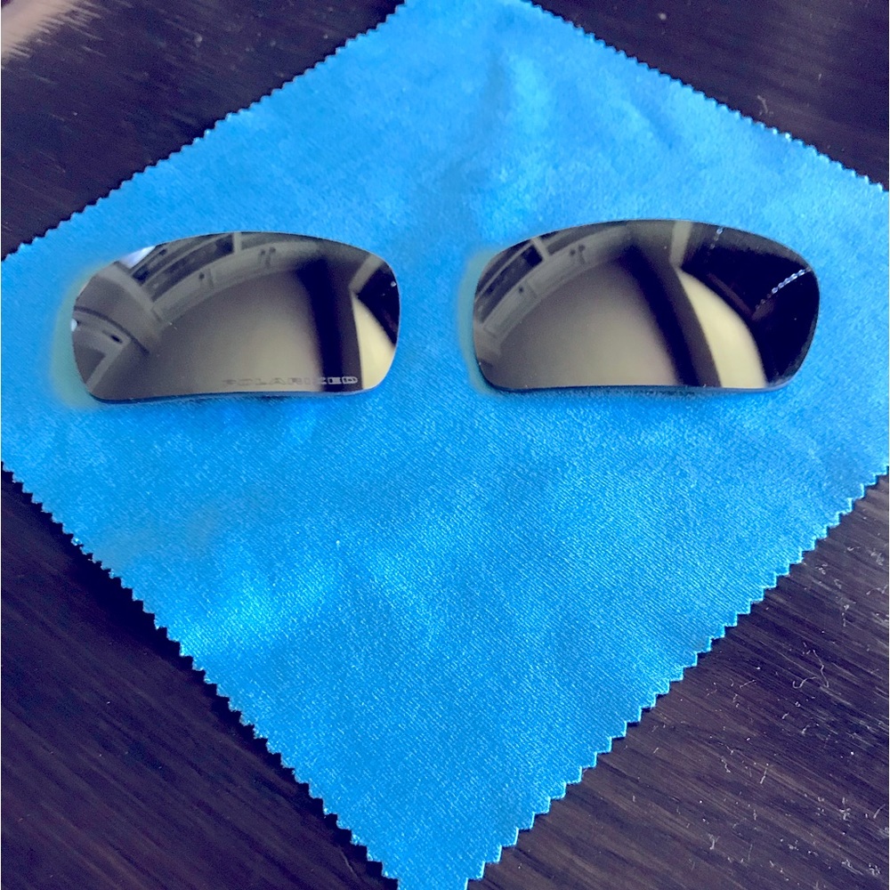 Oakley Polarized Lenses   READ! This is for lenses ONLY!